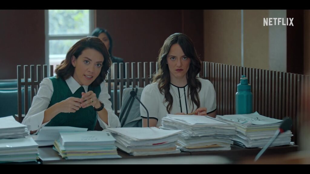 Twee advocates aan tafel in de rechtszaal in de Netflix-serie Alicia's Law