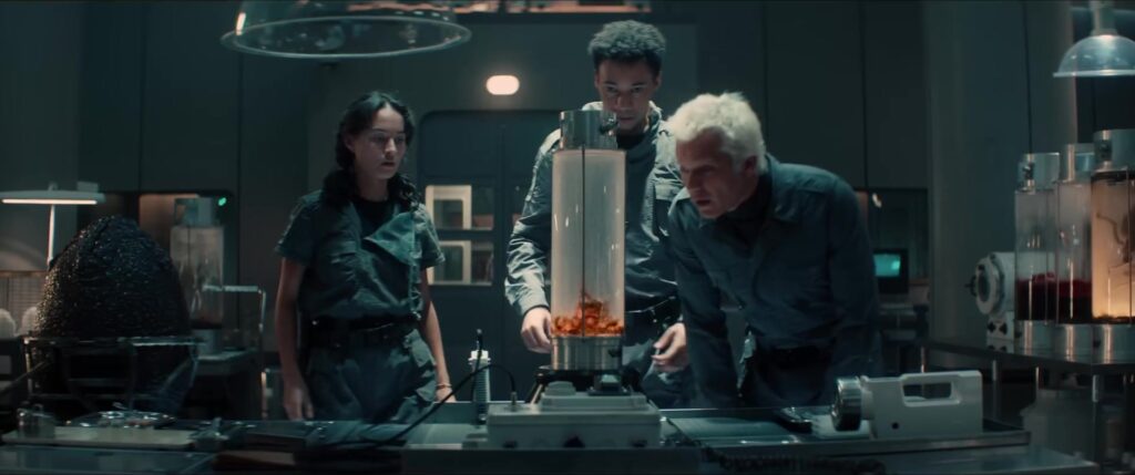 Drie onderzoekers in een laboratorium met een alien-ei in de trailer van de serie Alien: Earth