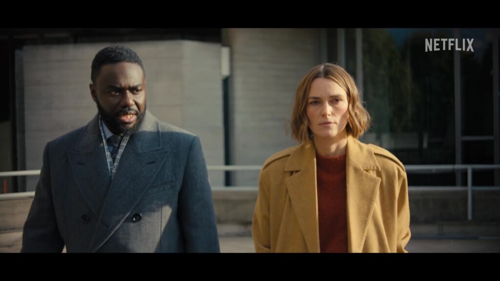 Keira Knightley als Helen Webb naast Babou Ceesay in Black Doves seizoen 2