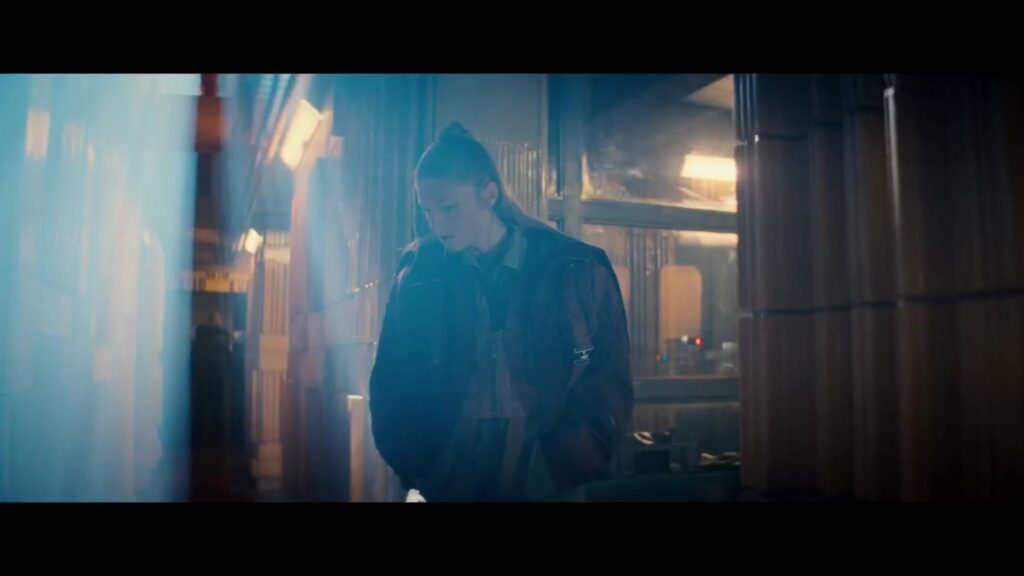 Hunter Schafer als Cora in de officiële teaser van Blade Runner 2099