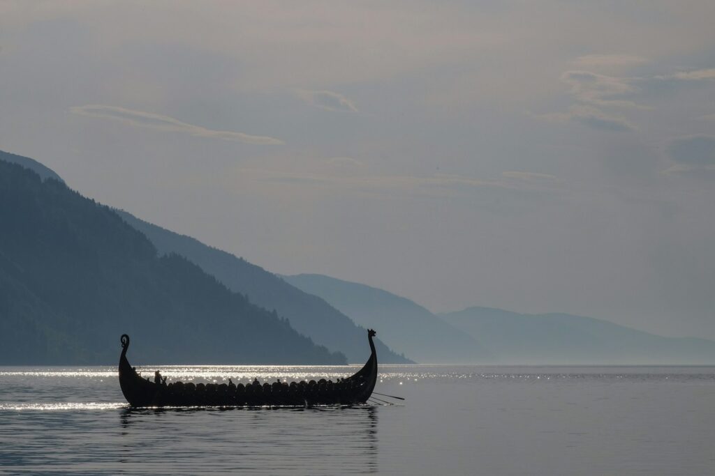 Een vikingschip op een fjord, de wereld van de serie Bloodaxe