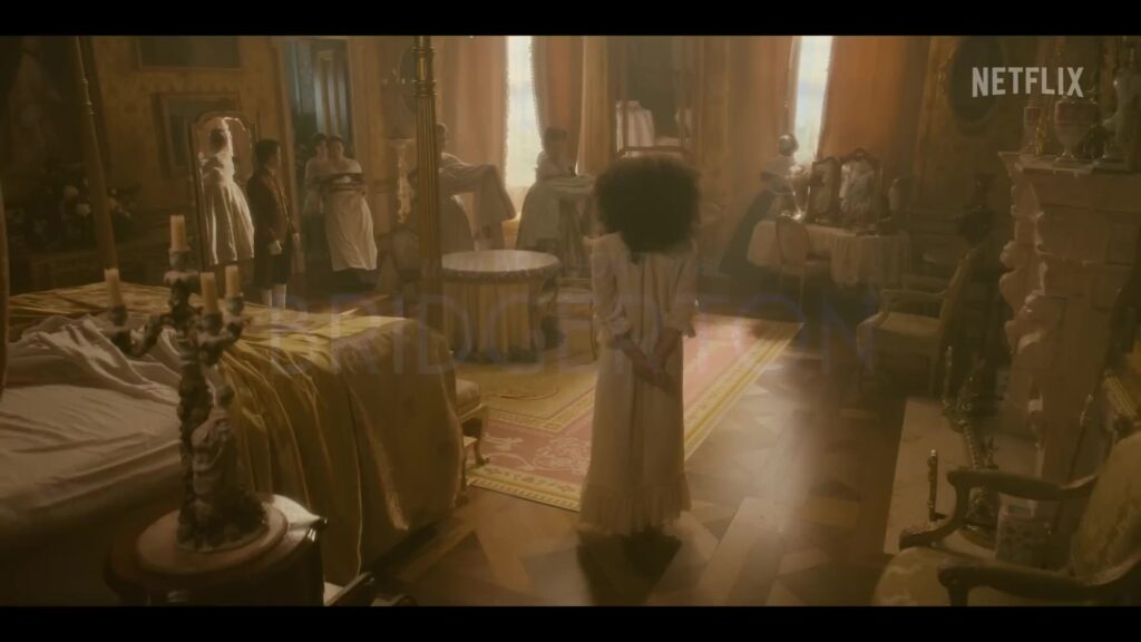 De jonge koningin Charlotte in haar slaapvertrek in de trailer van Queen Charlotte: A Bridgerton Story