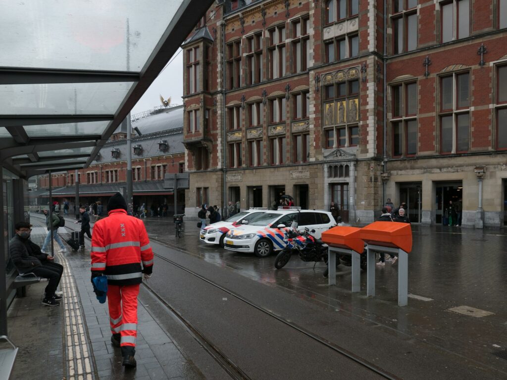 Een politieauto in een Nederlandse straat, als sfeerbeeld bij Bureau Groningen