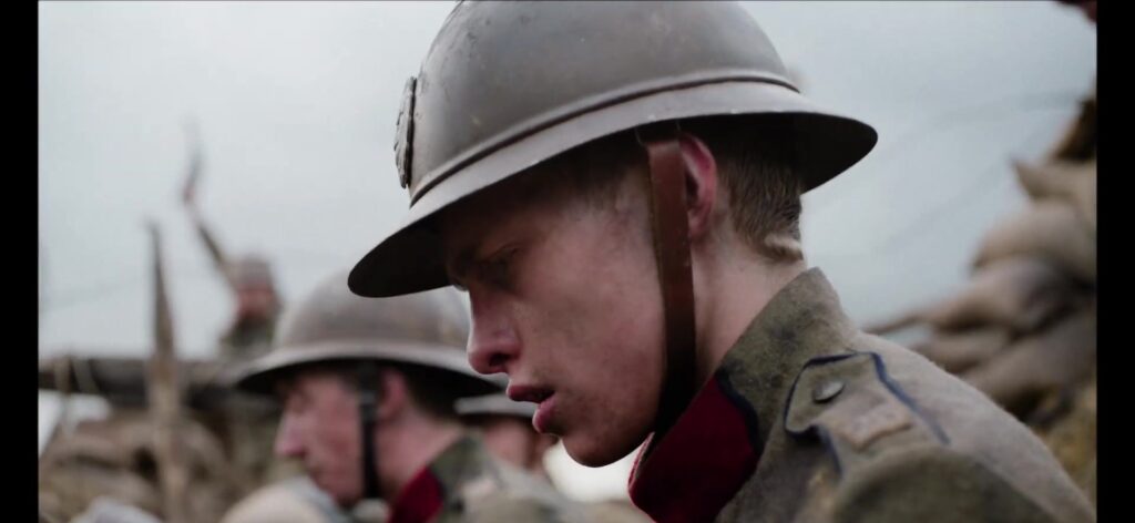 Jonge soldaat met helm in de loopgraven in de film Coward van Lukas Dhont