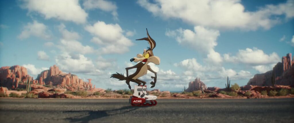 Wile E. Coyote op Acme-rolschaatsen in de woestijn in de film Coyote vs. Acme