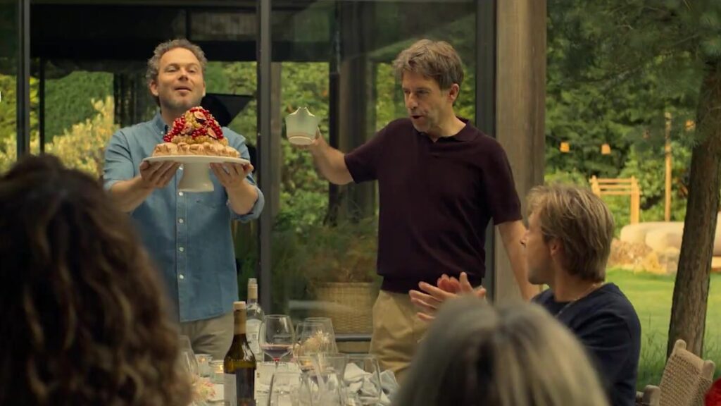Vriendengroep aan een gedekte tafel in de tuin in de Netflix-serie De Eetclub