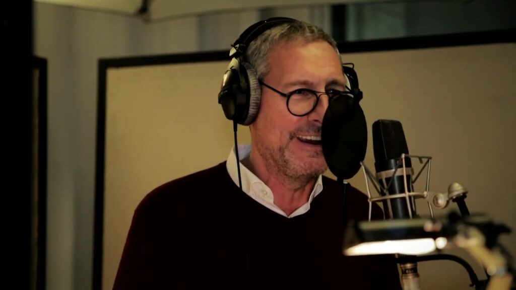 Gert Verhulst zingt in een opnamestudio in de videoclip Zo Zijn Wij van De Verhulstjes