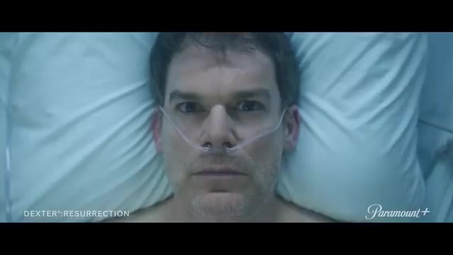Michael C. Hall als Dexter Morgan in een ziekenhuisbed in Dexter: Resurrection