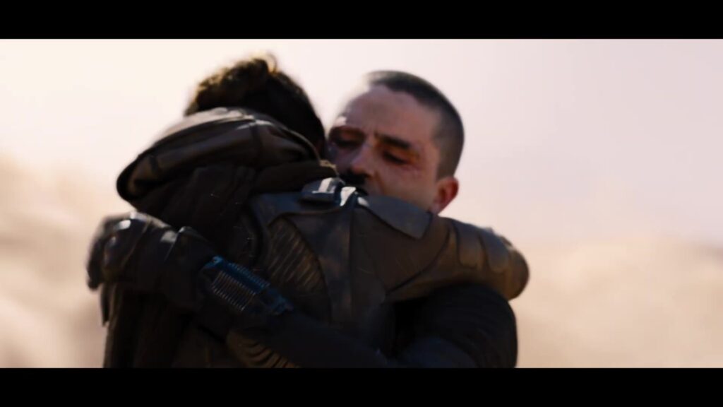 Twee personages omhelzen elkaar in de woestijn van Arrakis in de laatste trailer van Dune: Part Three