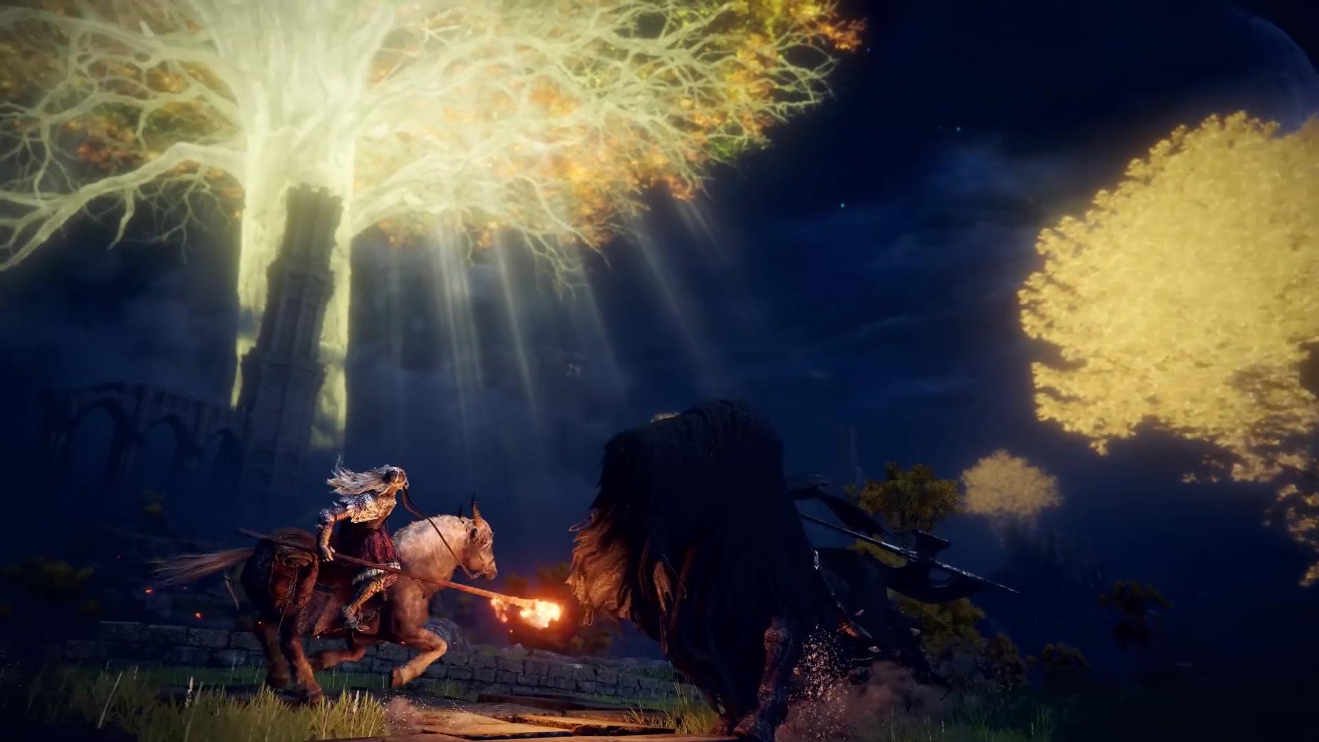 Een ruiter galoppeert onder de gouden boom Erdtree in een still uit de launchtrailer van de game Elden Ring