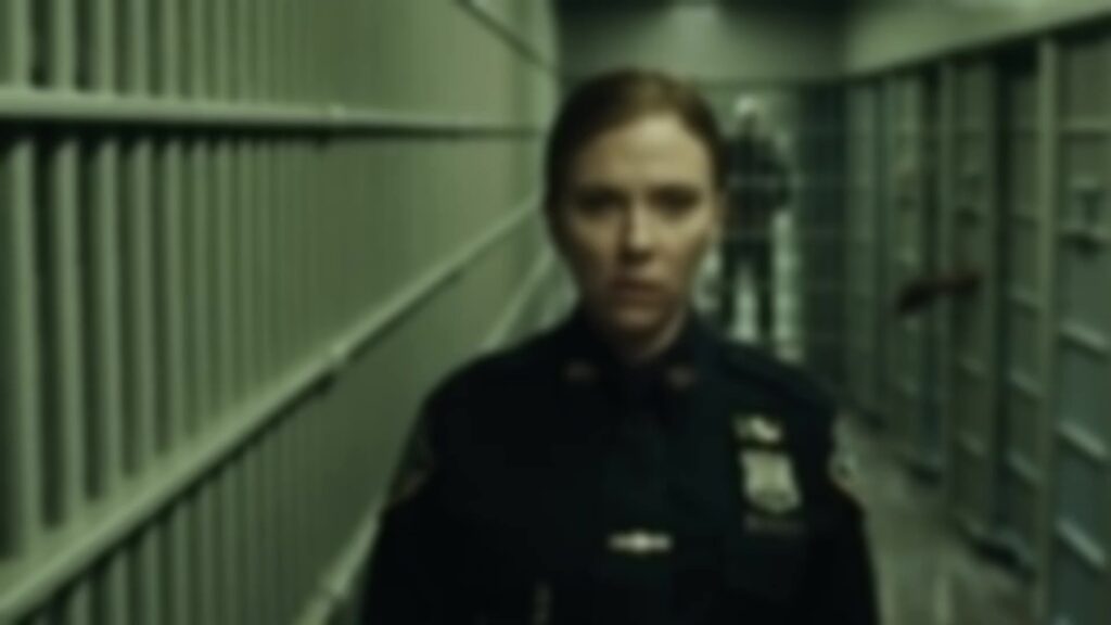 Scarlett Johansson in politie-uniform in een gevangenisgang in de teaser van The Exorcist: Martyrs