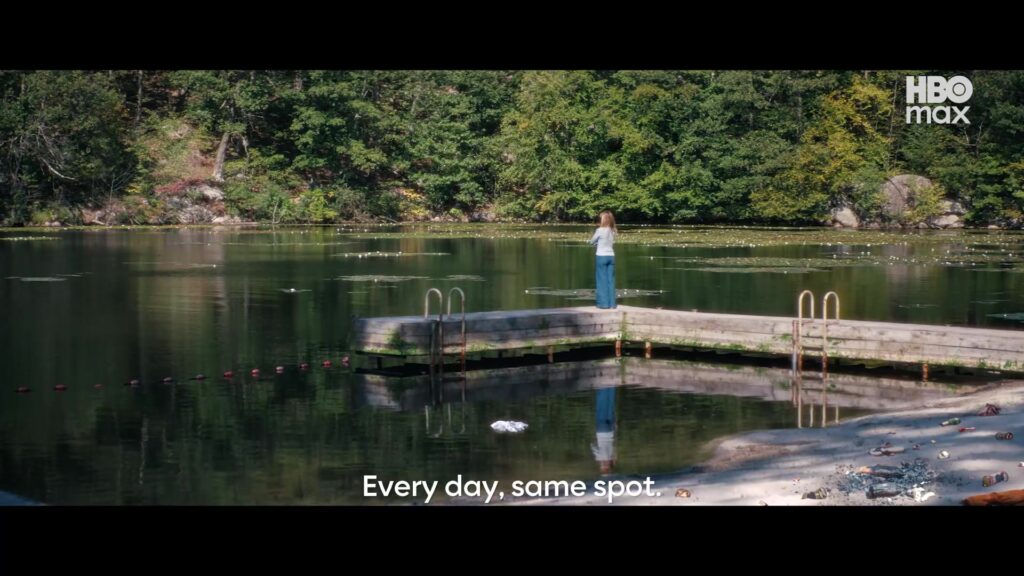 Een meisje op de steiger aan het meer in de trailer van de serie Crystal Lake