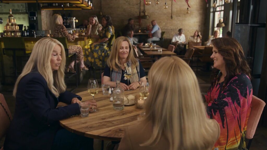 De vier vriendinnen samen aan tafel in een restaurant in Gooische Vrouwen seizoen 8