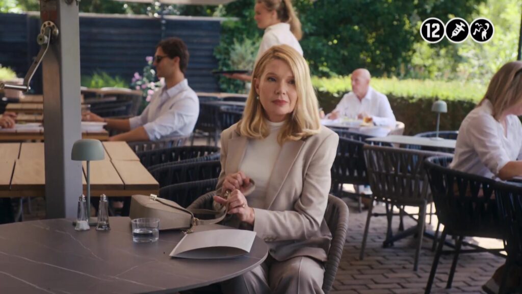 Linda de Mol als Cheryl op een terras in het achtste seizoen van Gooische Vrouwen