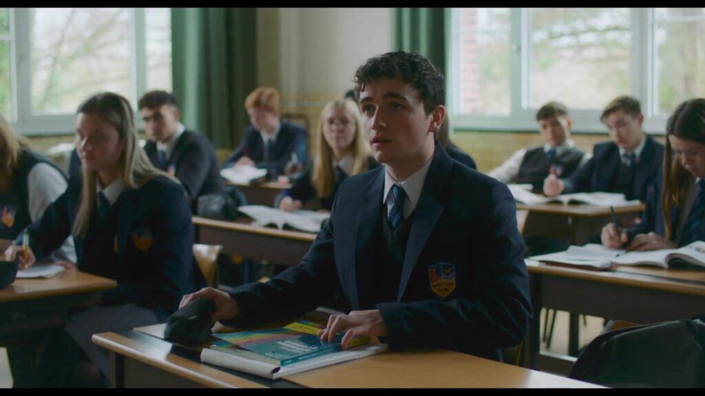 Hoofdpersoon Alec in de klas in de film Truly Naked
