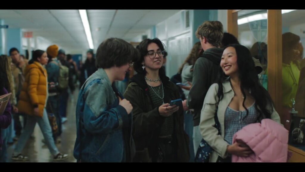 Scholieren in een schoolgang in de officiële trailer van de serie Carrie op Prime Video