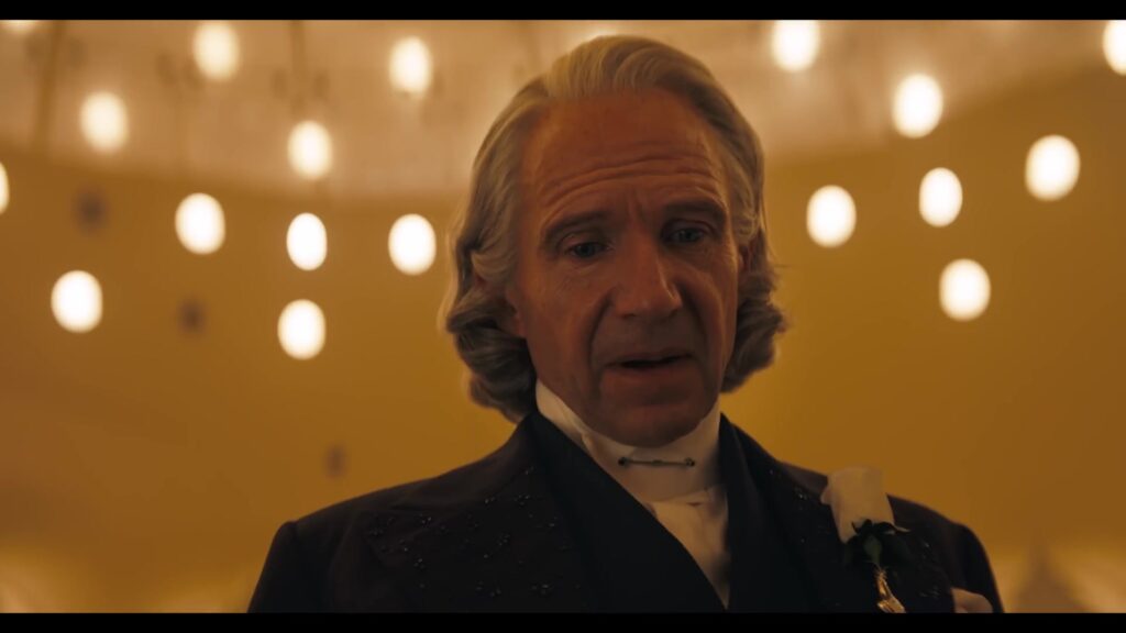 Ralph Fiennes als president Snow in The Hunger Games: Sunrise on the Reaping