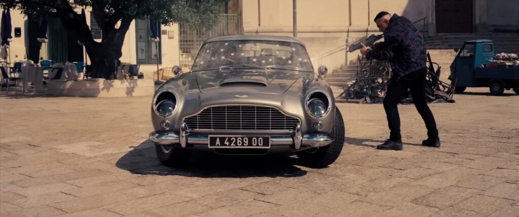 De zilveren Aston Martin DB5 van James Bond op een plein in Matera in de trailer van No Time to Die