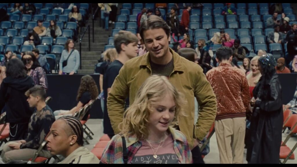 Josh Hartnett met een meisje in een concertzaal in de trailer van Trap