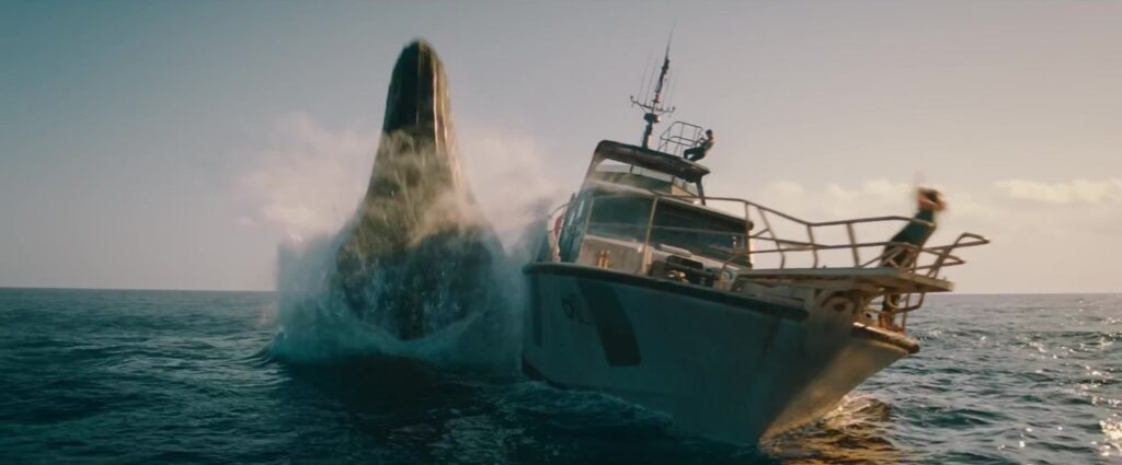 Een Mosasaurus duikt op naast een boot in de film Jurassic World Rebirth