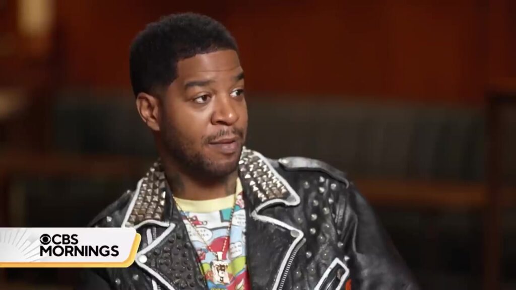 Kid Cudi in een leren jas met studs tijdens een interview met CBS Mornings