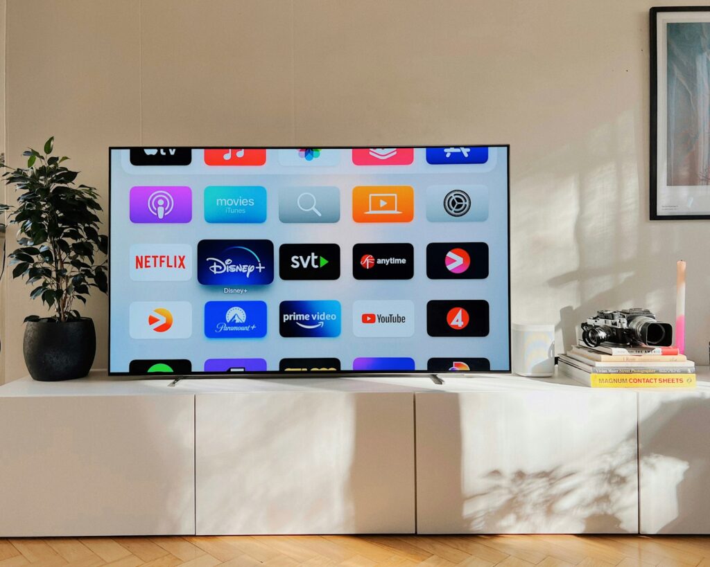 Televisie in een woonkamer met een streamingapp op het scherm