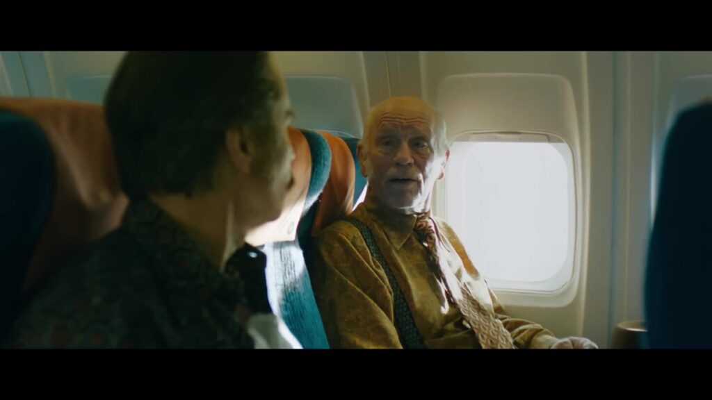Sam Rockwell en John Malkovich in het vliegtuig in Wild Horse Nine