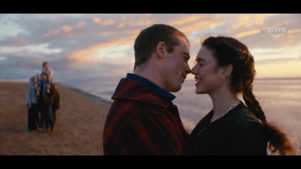 Margaret Qualley en Gabriel Basso op het strand in de film Love of Your Life