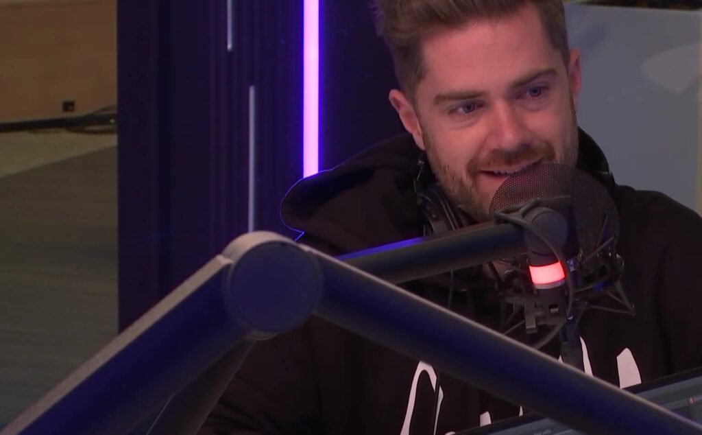 Regisseur Lukas Dhont aan de microfoon in de radiostudio van VRT NWS