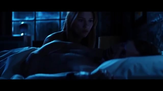 Een vrouw in een donkere slaapkamer in de trailer van Soulm8te