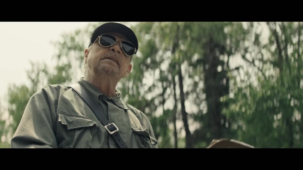 Mark Hamill met zonnebril en uniform als de Major in The Long Walk