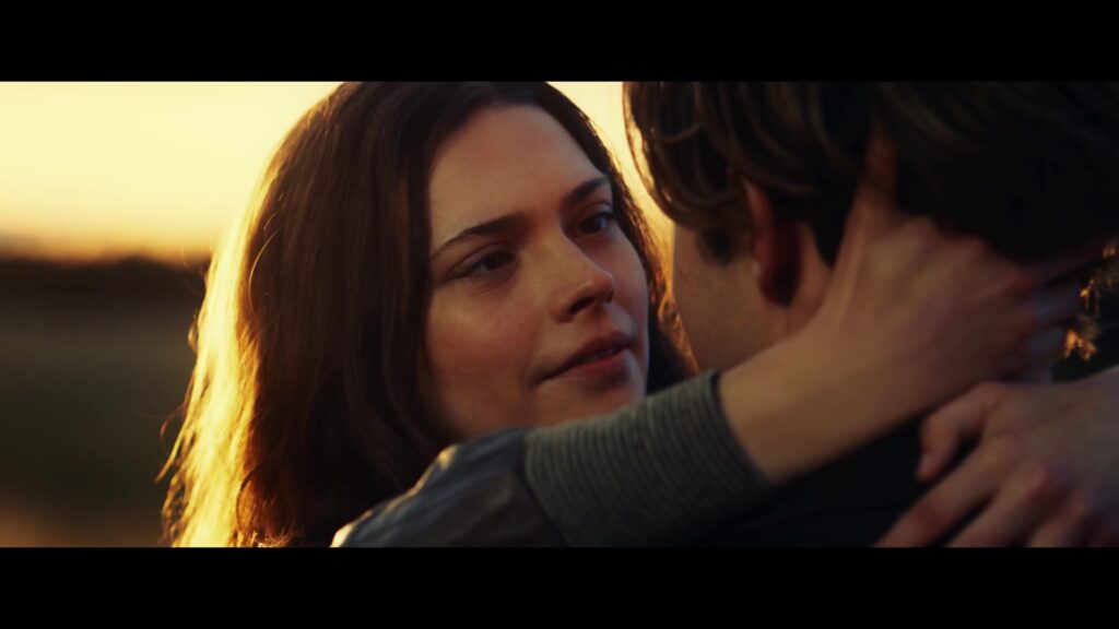 Ruby en James in elkaars armen bij zonsondergang in de teaser van Maxton Hall seizoen 3