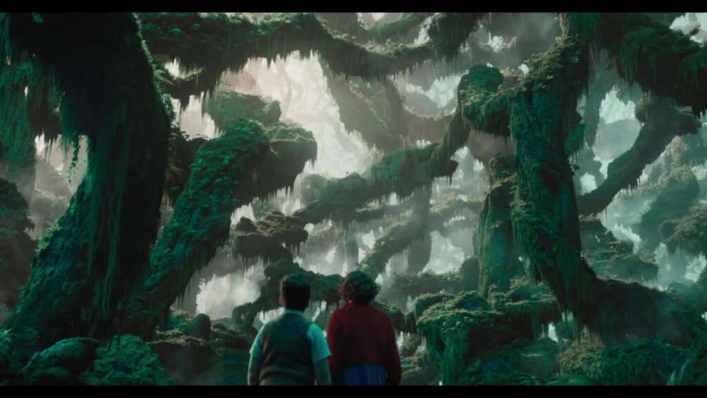 Digory en Polly hand in hand in een magische wereld in de trailer van Narnia: The Magician's Nephew