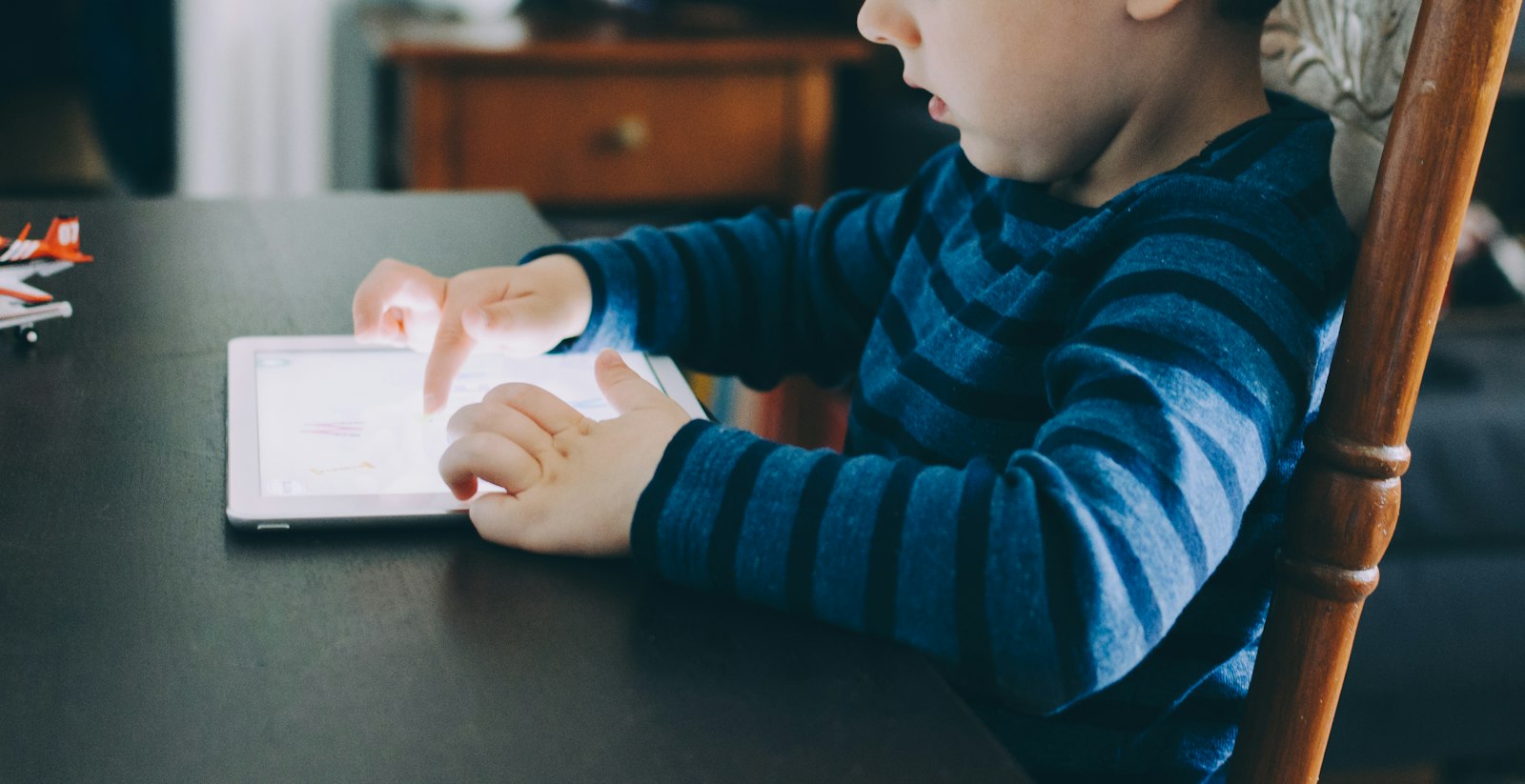 Kind kijkt naar een tekenfilm op een tablet
