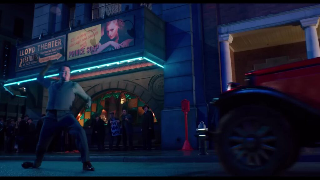 Een straat met een theater in het New York van de jaren dertig in de serie Spider-Noir