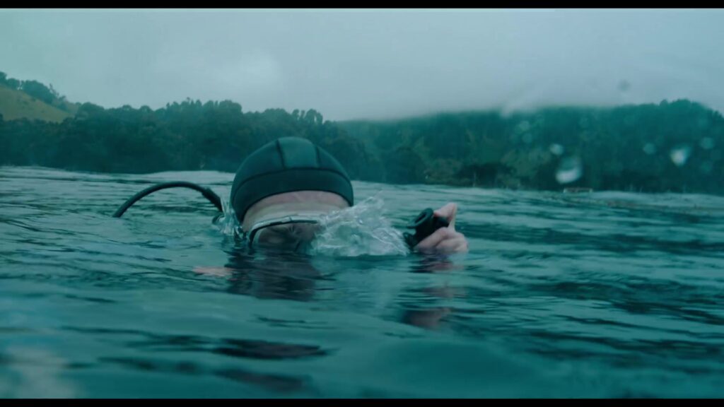 Een duiker in de zee voor de kust van Californië in de film Whalefall