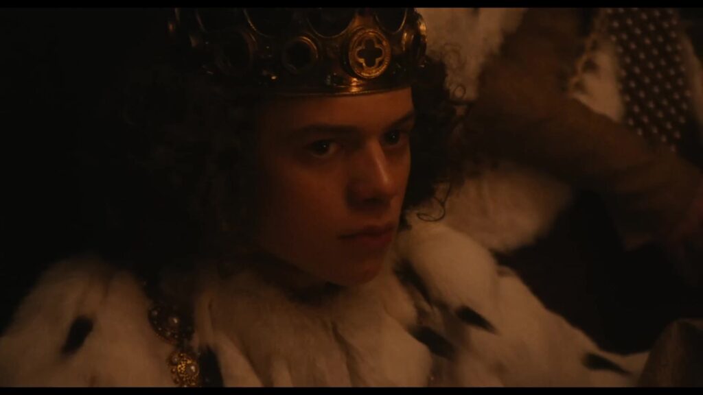 De jonge koning Richard II met kroon en hermelijnen mantel in The Uprising
