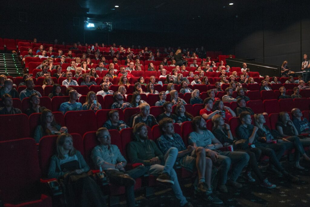Publiek in een volle bioscoopzaal tijdens een filmfestival