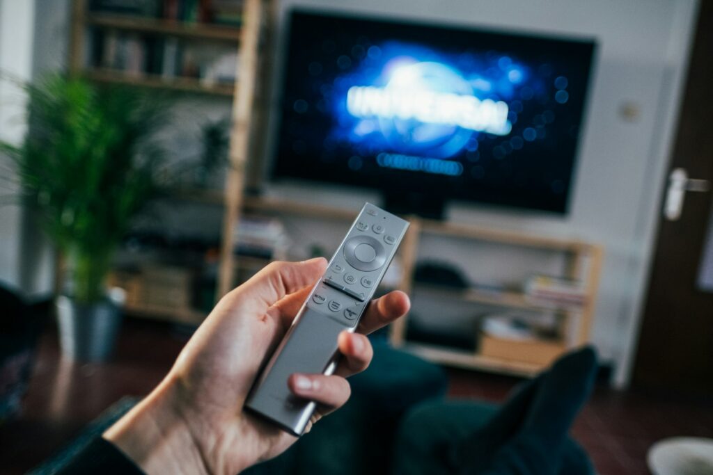Woonkamer met een televisie waarop een streamingdienst openstaat