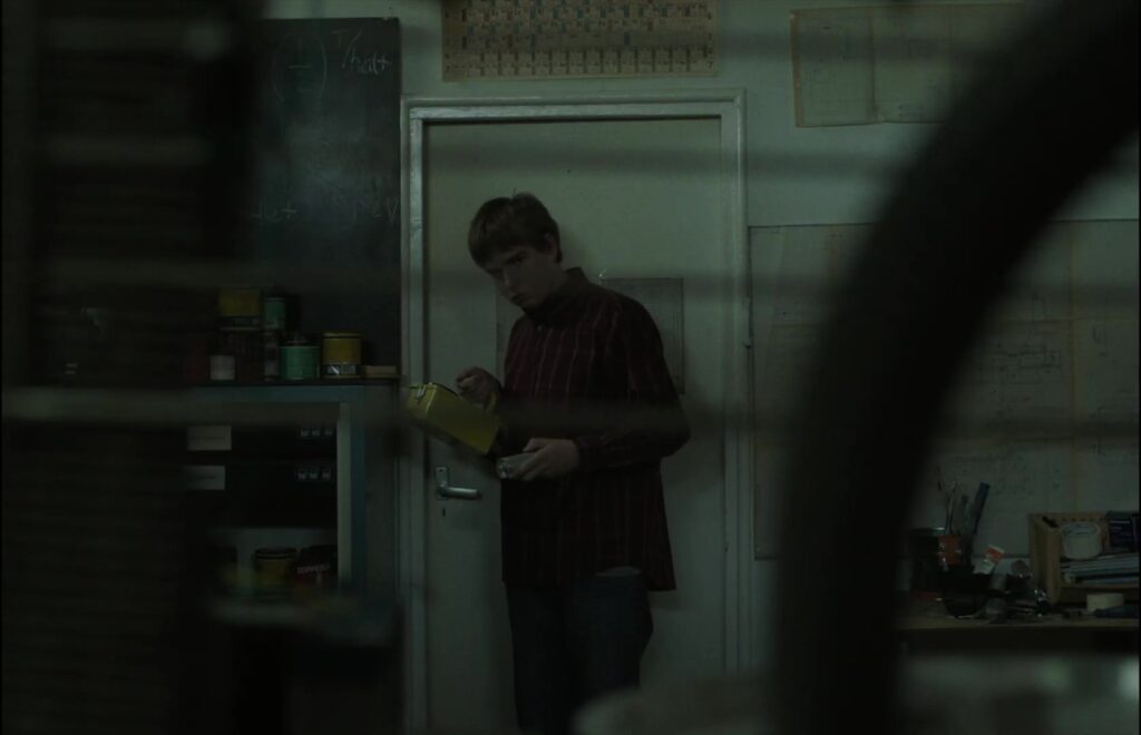 Guus Blanken als Aike in zijn geïmproviseerde laboratorium in de film Nuclear Boy