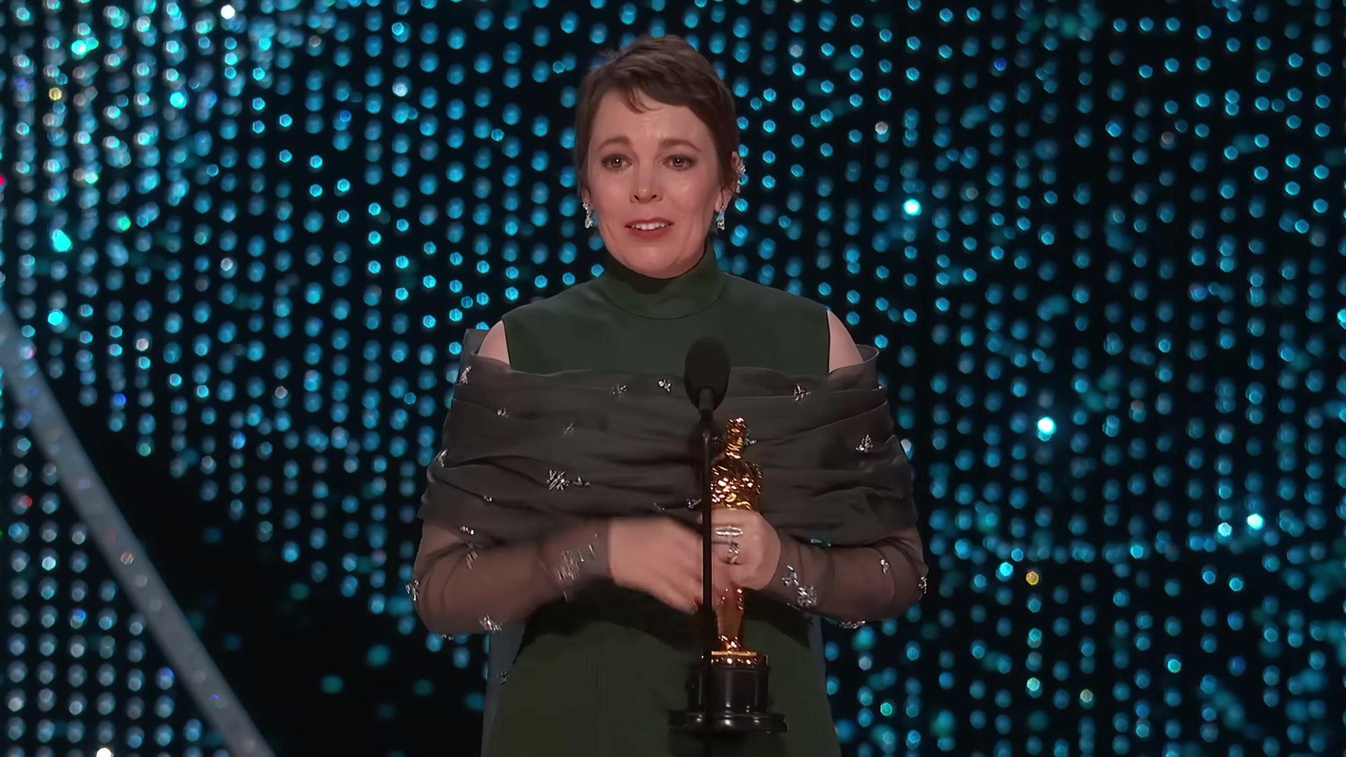 Olivia Colman met haar Oscar op het podium van de 91e Oscaruitreiking in 2019