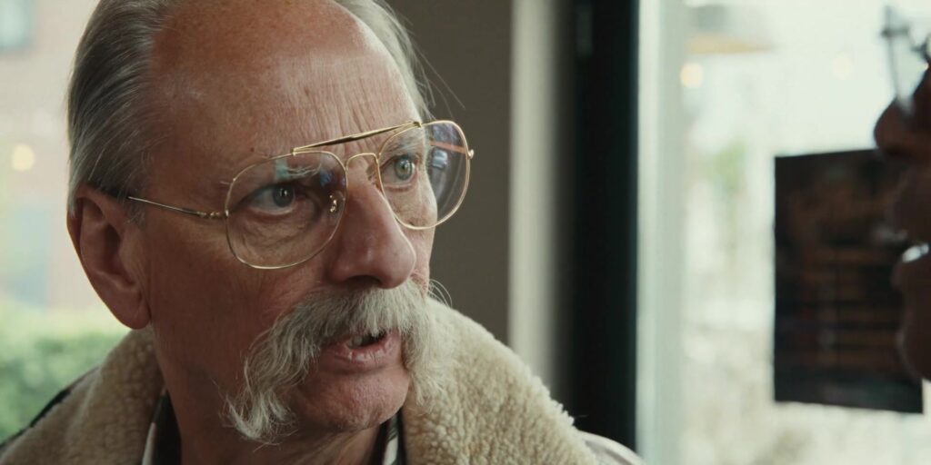 Martin van Waardenberg als Cor met bril en snor in de film Opa Cor