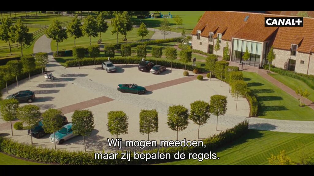 Landgoed van de familie Van Loo met auto's op het grind in de trailer van Omerta
