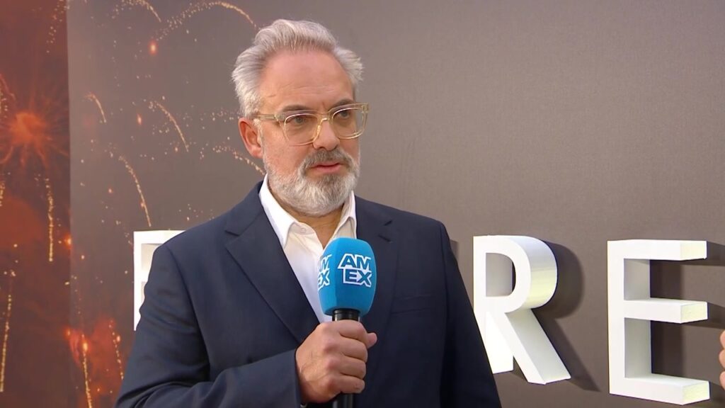 Regisseur Sam Mendes met grijze baard en bril bij de première van Empire of Light