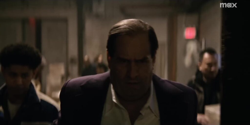 Colin Farrell als Oz Cobb, gezeten tussen zijn mannen in de trailer van The Penguin