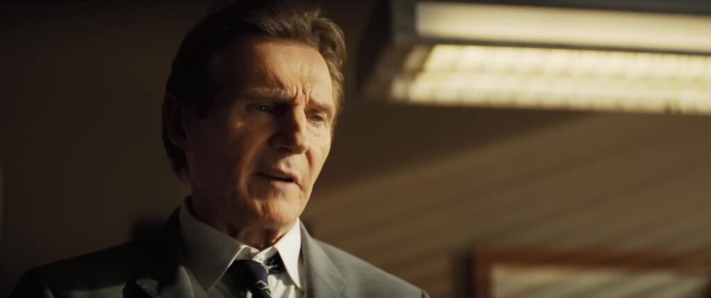Liam Neeson als Frank Drebin junior in een politiebureau in de trailer van The Naked Gun uit 2025