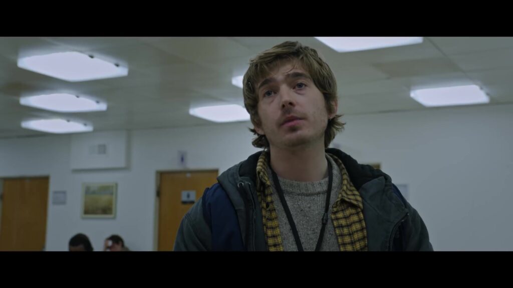 Austin Abrams als medisch koerier in een ziekenhuis in Resident Evil