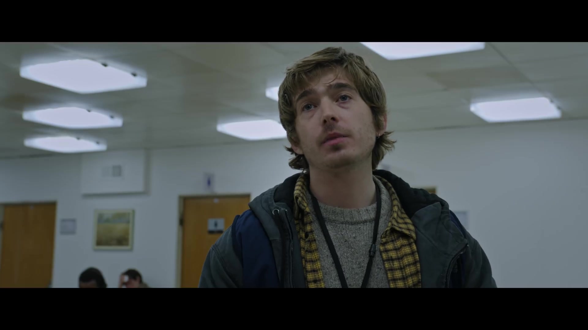 Austin Abrams als medisch koerier in een ziekenhuis in Resident Evil