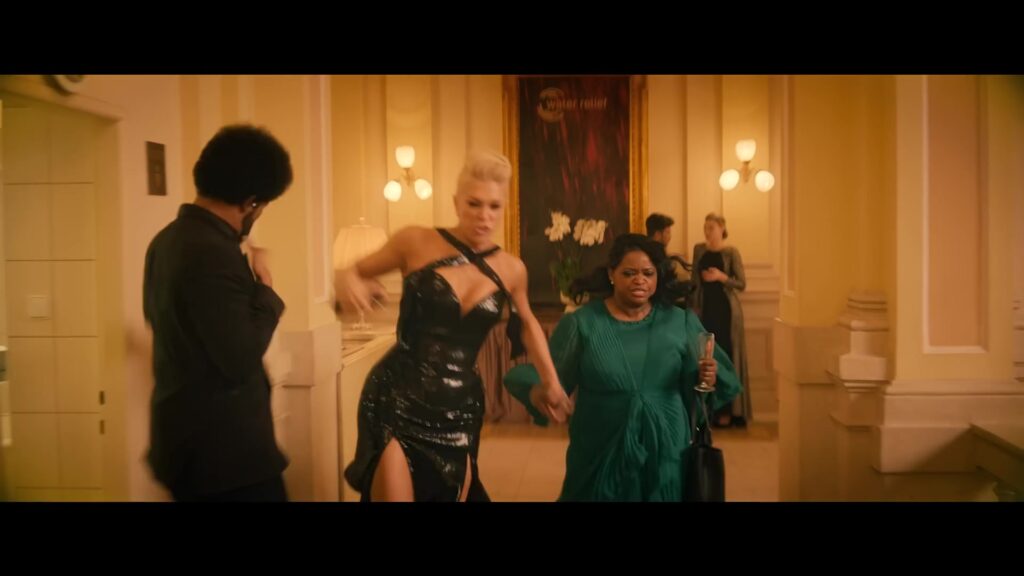 Hannah Waddingham en Octavia Spencer rennen door een hotellobby in de serie Ride or Die