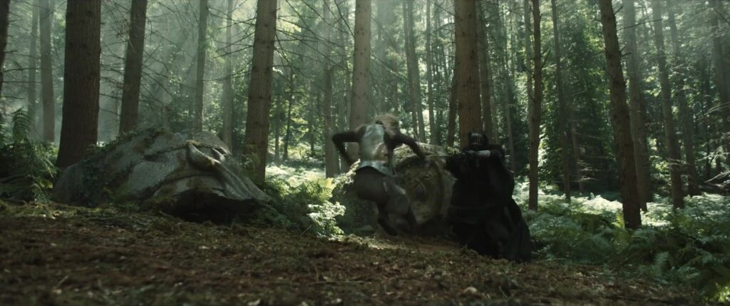 Galadriel in harnas vecht in een zonnig bos tegen een donkere gestalte in de trailer van The Rings of Power seizoen 3